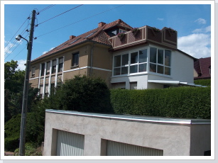 Unser Haus von der Walther-Rathenau-Straße aus - die rechte Garage gehört zu Ihrer Ferienwohnung.