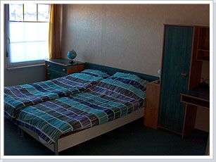 Im Schlafzimmer wäre eine Aufbettung mittels einer Campingliege für ein mitreisendes Kind möglich