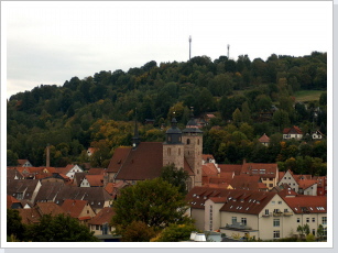 Von der Dachterrasse sieht man auch die Stadtkirche St. Georg, wo sich der Altmarkt als Zentrum des kulturellen Treibens in Schmalkalden befindet. Und wer gute Augen hat, kann von der Turmuhr sogar die Zeit ablesen.