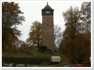 Der Turm der Burg Maienluft ist weithin sichtbar